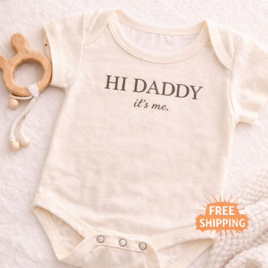 Hi Daddy It’s Me Onesie® | Newborn Baby Announcement Outfit | Pregnancy Reveal for Dad | Father’s Day Baby Bodysuit | Hospital Coming Home Outfit